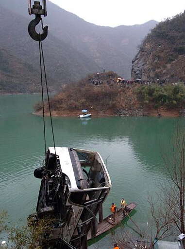 昨日一面包車不慎落水，吊鉤起重滑車緊急救援